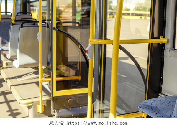 选择性的席位空城公交车内饰的焦点